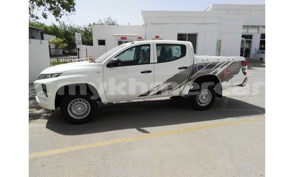 Buy Import Mitsubishi L200 White Car in Import - Dubai in Kampot Province