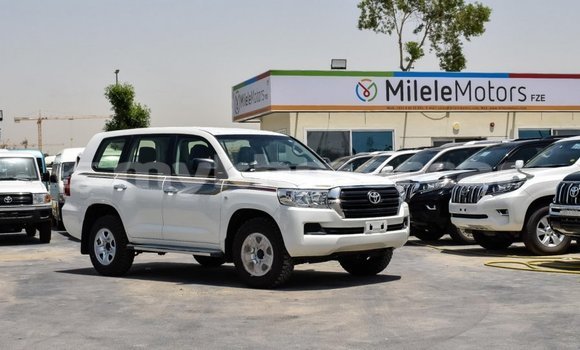 Buy New Toyota Land Cruiser White Car in Amleang in Kampong Speu Province Buy New Toyota Land Cruiser White Car in Amleang in Kampong Speu Province