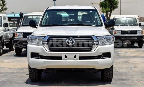 Buy New Toyota Land Cruiser White Car in Amleang in Kampong Speu Province Buy New Toyota Land Cruiser White Car in Amleang in Kampong Speu Province