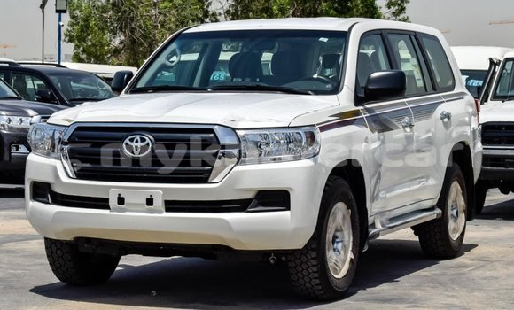 Buy New Toyota Land Cruiser White Car in Amleang in Kampong Speu Province Buy New Toyota Land Cruiser White Car in Amleang in Kampong Speu Province