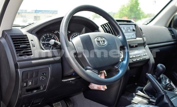 Buy New Toyota Land Cruiser White Car in Amleang in Kampong Speu Province Buy New Toyota Land Cruiser White Car in Amleang in Kampong Speu Province