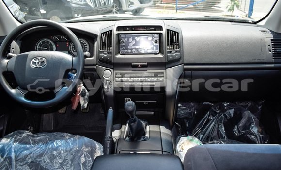 Buy New Toyota Land Cruiser White Car in Amleang in Kampong Speu Province Buy New Toyota Land Cruiser White Car in Amleang in Kampong Speu Province