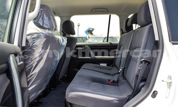Buy New Toyota Land Cruiser White Car in Amleang in Kampong Speu Province Buy New Toyota Land Cruiser White Car in Amleang in Kampong Speu Province