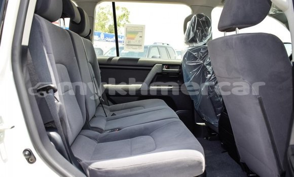 Buy New Toyota Land Cruiser White Car in Amleang in Kampong Speu Province Buy New Toyota Land Cruiser White Car in Amleang in Kampong Speu Province