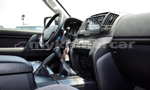 Buy New Toyota Land Cruiser White Car in Amleang in Kampong Speu Province Buy New Toyota Land Cruiser White Car in Amleang in Kampong Speu Province