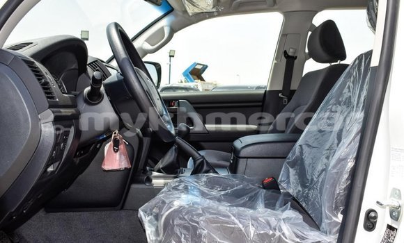 Buy New Toyota Land Cruiser White Car in Amleang in Kampong Speu Province Buy New Toyota Land Cruiser White Car in Amleang in Kampong Speu Province