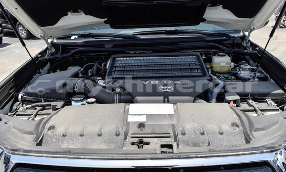 Buy New Toyota Land Cruiser White Car in Amleang in Kampong Speu Province Buy New Toyota Land Cruiser White Car in Amleang in Kampong Speu Province