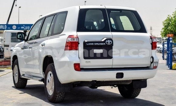 Buy New Toyota Land Cruiser White Car in Amleang in Kampong Speu Province Buy New Toyota Land Cruiser White Car in Amleang in Kampong Speu Province