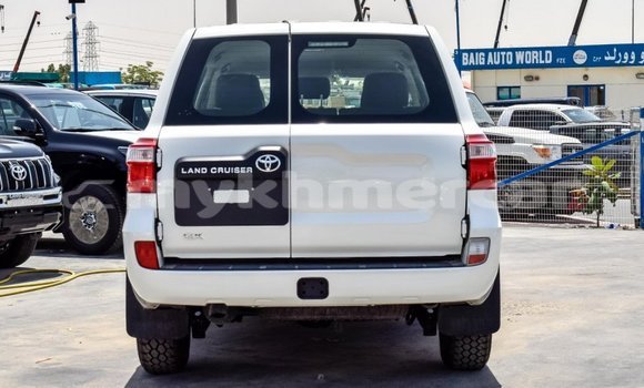Buy New Toyota Land Cruiser White Car in Amleang in Kampong Speu Province Buy New Toyota Land Cruiser White Car in Amleang in Kampong Speu Province