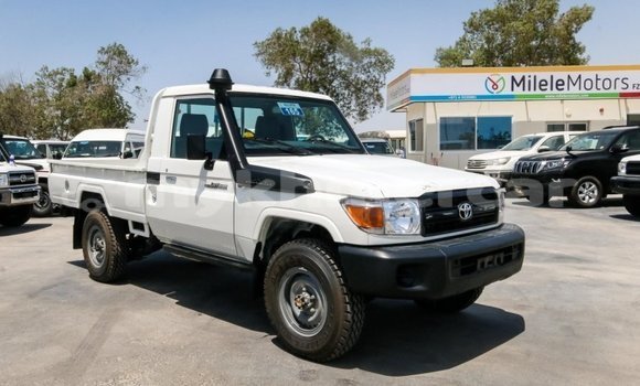 Buy New Toyota Land Cruiser White Car in Amleang in Kampong Speu Province Buy New Toyota Land Cruiser White Car in Amleang in Kampong Speu Province