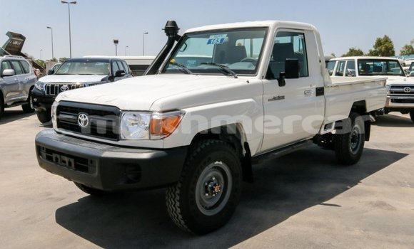 Buy New Toyota Land Cruiser White Car in Amleang in Kampong Speu Province Buy New Toyota Land Cruiser White Car in Amleang in Kampong Speu Province