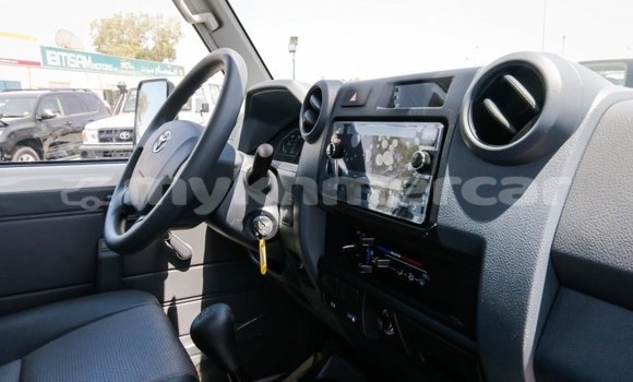 Buy New Toyota Land Cruiser White Car in Amleang in Kampong Speu Province Buy New Toyota Land Cruiser White Car in Amleang in Kampong Speu Province