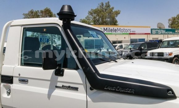 Buy New Toyota Land Cruiser White Car in Amleang in Kampong Speu Province Buy New Toyota Land Cruiser White Car in Amleang in Kampong Speu Province