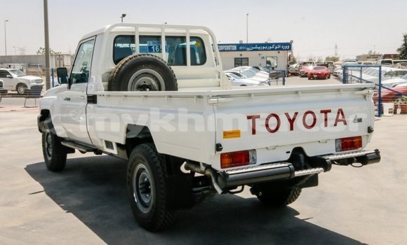 Buy New Toyota Land Cruiser White Car in Amleang in Kampong Speu Province Buy New Toyota Land Cruiser White Car in Amleang in Kampong Speu Province