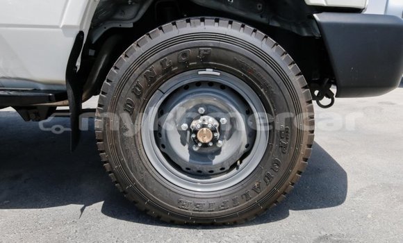 Buy New Toyota Land Cruiser White Car in Amleang in Kampong Speu Province Buy New Toyota Land Cruiser White Car in Amleang in Kampong Speu Province