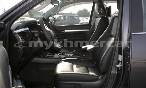Buy New Toyota Hilux Silver Car in Amleang in Kampong Speu Province Buy New Toyota Hilux Silver Car in Amleang in Kampong Speu Province