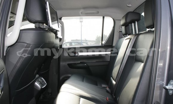 Buy New Toyota Hilux Silver Car in Amleang in Kampong Speu Province Buy New Toyota Hilux Silver Car in Amleang in Kampong Speu Province