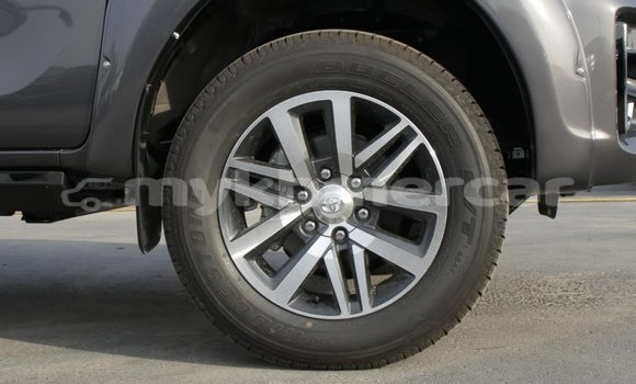 Buy New Toyota Hilux Silver Car in Amleang in Kampong Speu Province Buy New Toyota Hilux Silver Car in Amleang in Kampong Speu Province