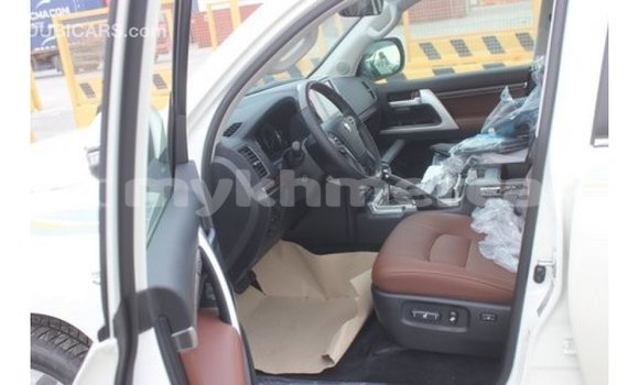 Acheter Import Voiture Toyota Land Cruiser Blanc à Import - Dubai, Kampot Province Acheter Import Voiture Toyota Land Cruiser Blanc à Import - Dubai, Kampot Province