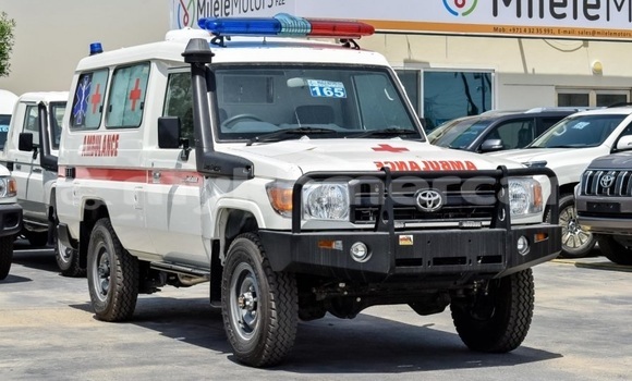 Buy New Toyota Land Cruiser White Car in Amleang in Kampong Speu Province Buy New Toyota Land Cruiser White Car in Amleang in Kampong Speu Province