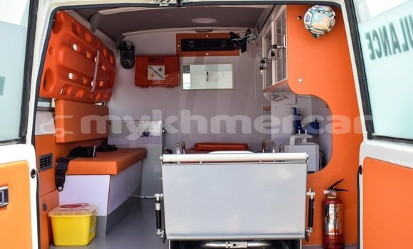 Buy New Toyota Land Cruiser White Car in Amleang in Kampong Speu Province Buy New Toyota Land Cruiser White Car in Amleang in Kampong Speu Province