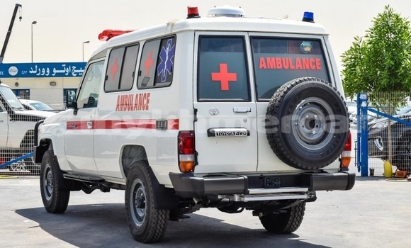 Buy New Toyota Land Cruiser White Car in Amleang in Kampong Speu Province Buy New Toyota Land Cruiser White Car in Amleang in Kampong Speu Province