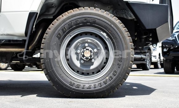 Buy New Toyota Land Cruiser White Car in Amleang in Kampong Speu Province Buy New Toyota Land Cruiser White Car in Amleang in Kampong Speu Province