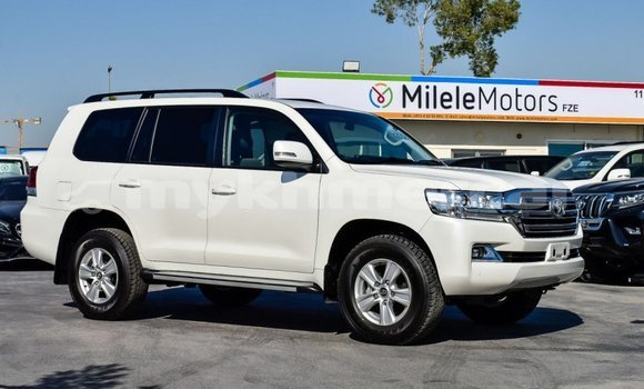 Buy New Toyota Land Cruiser White Car in Amleang in Kampong Speu Province Buy New Toyota Land Cruiser White Car in Amleang in Kampong Speu Province