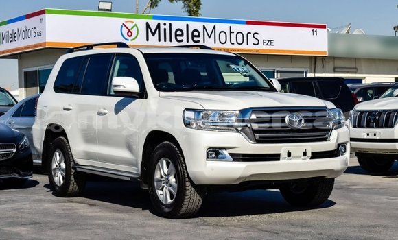 Buy New Toyota Land Cruiser White Car in Amleang in Kampong Speu Province Buy New Toyota Land Cruiser White Car in Amleang in Kampong Speu Province