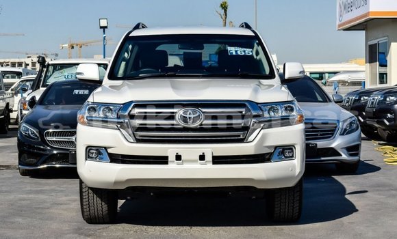 Buy New Toyota Land Cruiser White Car in Amleang in Kampong Speu Province Buy New Toyota Land Cruiser White Car in Amleang in Kampong Speu Province