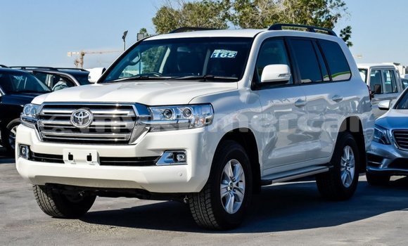 Buy New Toyota Land Cruiser White Car in Amleang in Kampong Speu Province Buy New Toyota Land Cruiser White Car in Amleang in Kampong Speu Province