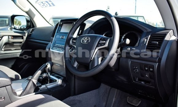 Buy New Toyota Land Cruiser White Car in Amleang in Kampong Speu Province Buy New Toyota Land Cruiser White Car in Amleang in Kampong Speu Province