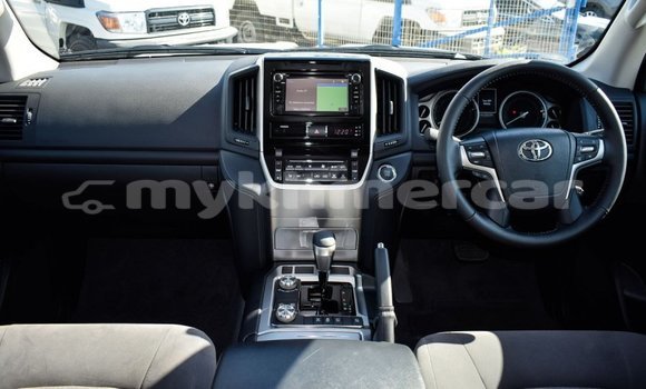 Buy New Toyota Land Cruiser White Car in Amleang in Kampong Speu Province Buy New Toyota Land Cruiser White Car in Amleang in Kampong Speu Province