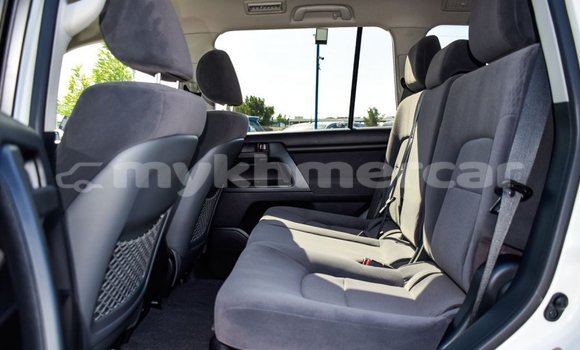 Buy New Toyota Land Cruiser White Car in Amleang in Kampong Speu Province Buy New Toyota Land Cruiser White Car in Amleang in Kampong Speu Province