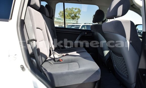 Buy New Toyota Land Cruiser White Car in Amleang in Kampong Speu Province Buy New Toyota Land Cruiser White Car in Amleang in Kampong Speu Province