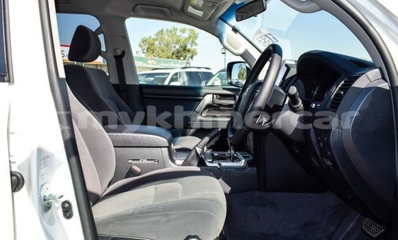 Buy New Toyota Land Cruiser White Car in Amleang in Kampong Speu Province Buy New Toyota Land Cruiser White Car in Amleang in Kampong Speu Province