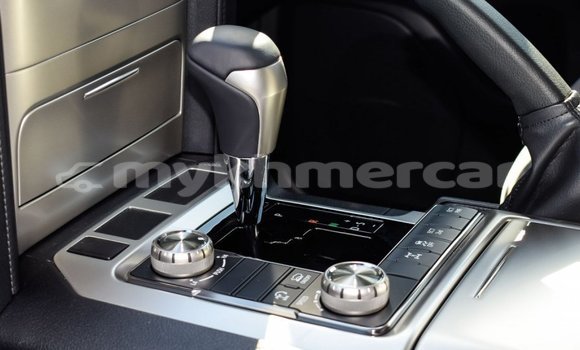 Buy New Toyota Land Cruiser White Car in Amleang in Kampong Speu Province Buy New Toyota Land Cruiser White Car in Amleang in Kampong Speu Province