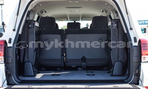 Buy New Toyota Land Cruiser White Car in Amleang in Kampong Speu Province Buy New Toyota Land Cruiser White Car in Amleang in Kampong Speu Province