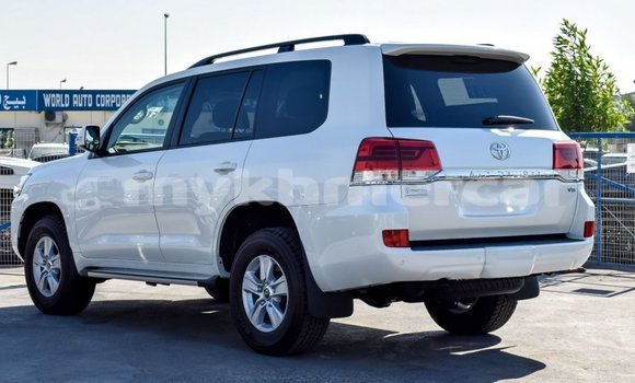 Buy New Toyota Land Cruiser White Car in Amleang in Kampong Speu Province Buy New Toyota Land Cruiser White Car in Amleang in Kampong Speu Province