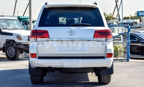 Buy New Toyota Land Cruiser White Car in Amleang in Kampong Speu Province Buy New Toyota Land Cruiser White Car in Amleang in Kampong Speu Province