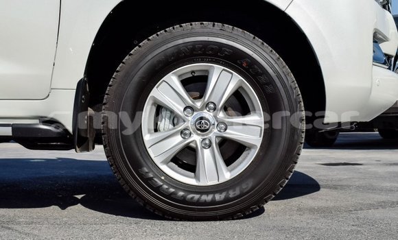 Buy New Toyota Land Cruiser White Car in Amleang in Kampong Speu Province Buy New Toyota Land Cruiser White Car in Amleang in Kampong Speu Province