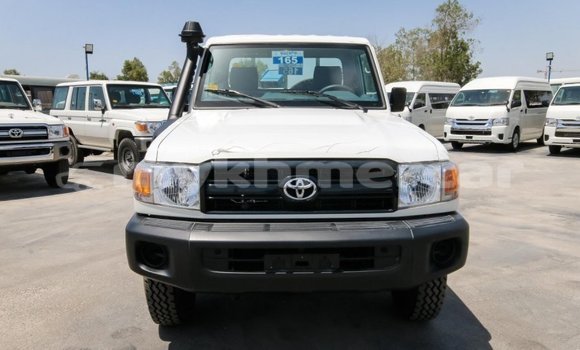 Buy New Toyota Land Cruiser White Car in Amleang in Kampong Speu Province Buy New Toyota Land Cruiser White Car in Amleang in Kampong Speu Province