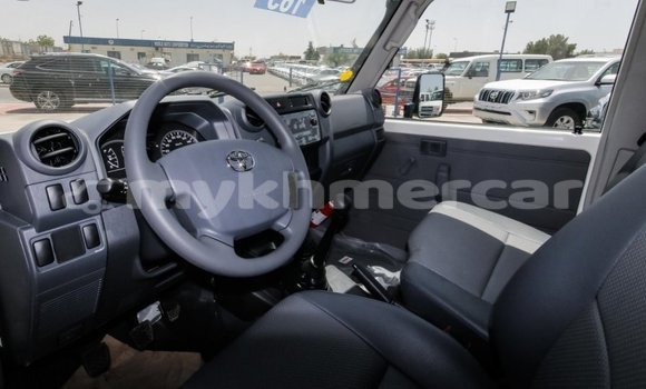 Buy New Toyota Land Cruiser White Car in Amleang in Kampong Speu Province Buy New Toyota Land Cruiser White Car in Amleang in Kampong Speu Province