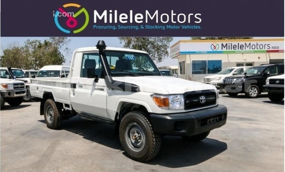 Buy New Toyota Land Cruiser White Car in Amleang in Kampong Speu Province Buy New Toyota Land Cruiser White Car in Amleang in Kampong Speu Province