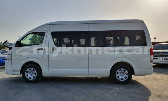 Buy New Toyota Hiace White Car in Amleang in Kampong Speu Province Buy New Toyota Hiace White Car in Amleang in Kampong Speu Province