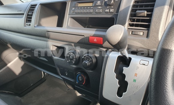 Buy New Toyota Hiace White Car in Amleang in Kampong Speu Province Buy New Toyota Hiace White Car in Amleang in Kampong Speu Province