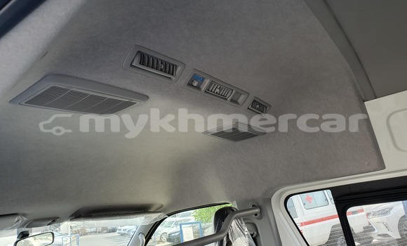 Buy New Toyota Hiace White Car in Amleang in Kampong Speu Province Buy New Toyota Hiace White Car in Amleang in Kampong Speu Province