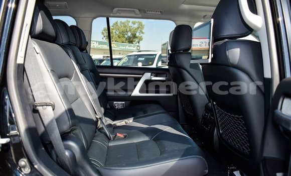 Buy New Toyota Land Cruiser Black Car in Amleang in Kampong Speu Province Buy New Toyota Land Cruiser Black Car in Amleang in Kampong Speu Province