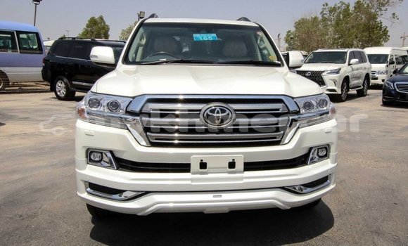 Buy New Toyota Land Cruiser White Car in Amleang in Kampong Speu Province Buy New Toyota Land Cruiser White Car in Amleang in Kampong Speu Province