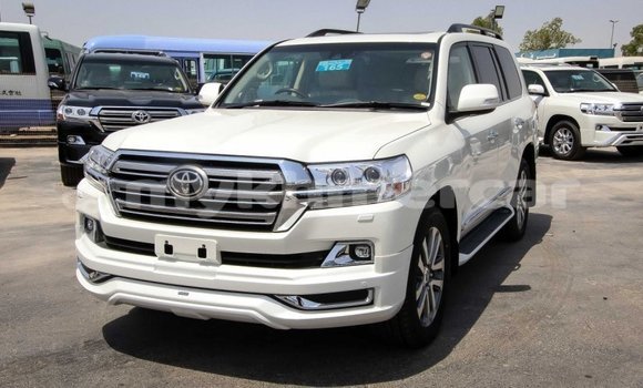 Buy New Toyota Land Cruiser White Car in Amleang in Kampong Speu Province Buy New Toyota Land Cruiser White Car in Amleang in Kampong Speu Province